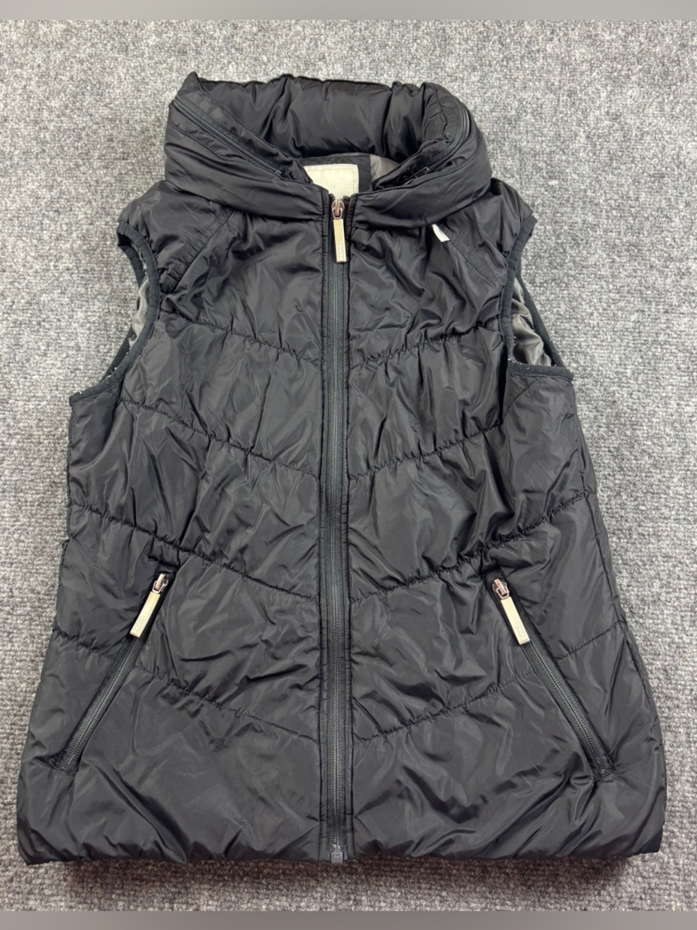 BENCH Women’s Black Puffer Vest with Hood Thinsulate size: Medium